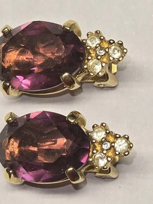 Pendientes de clip vintage Christian Dior con estrás de cristal púrpura corte tono dorado  Foto 1 de 4