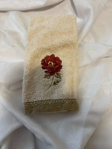 HOME TRENDS- 1-HAND /4-FINGERTIP EMBROIDERED/LACED FLORAL BEIGE TOWELS - Picture 1 of 2