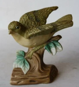 Bird Figurine Tree Branch Leaves Ceramic Porcelain Hand Painted Beautiful Taiwan - Imagen 1 de 1
