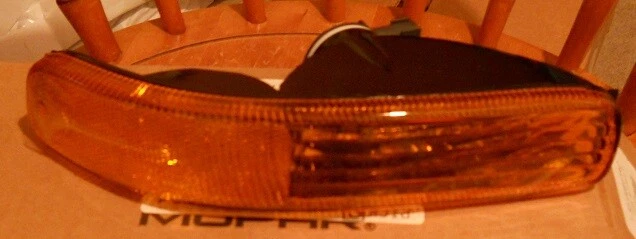 Lámpara combinada delantera derecha Jeep Liberty 2003-04 NOS Foto 1 de 1