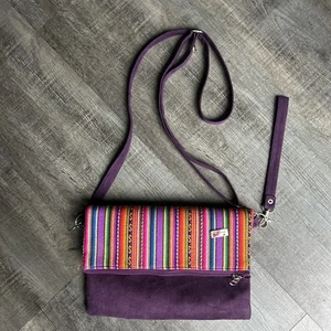 Peruanische Umhängetasche/Clutch Falttasche lila mit Regenbogenstreifen Handschlaufe - Bild 1 von 9