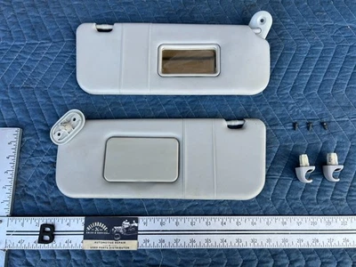 Par de parasol izquierdo y derecho Toyota Corolla 2003-2008 OEM #3341EM Foto 1 de 4