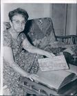 1962 Mary Miner With State of Connecticut Civil War Bond Press Photo