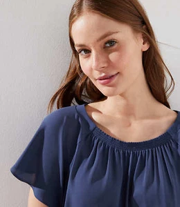 Neu mit Etikett Ann Taylor LOFT gesmoktes Mixed Media T-Shirt Top verschiedene Größen dampfblau Bluse - Bild 1 von 3