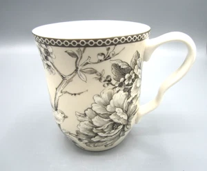 222 Fifth Antik Weiß Adelaide Blumen Vogel in Grau 14 Unzen Kaffee Tee Becher (460) - Bild 1 von 6
