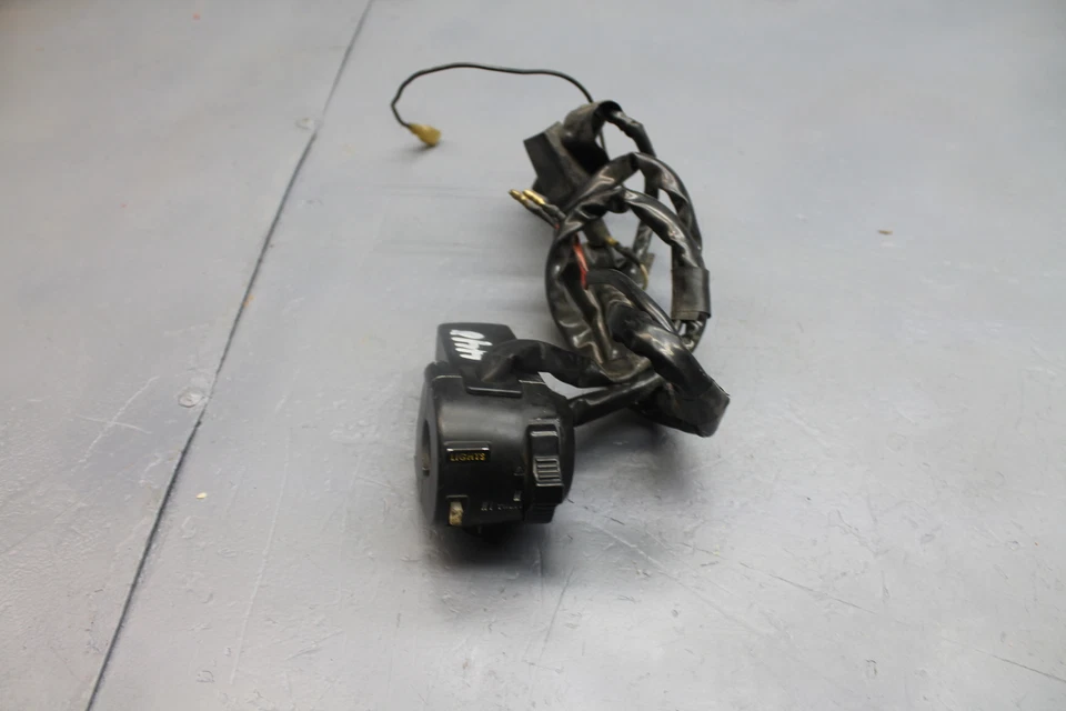 INTERRUPTORES INTERRUPTOR SEÑALES BOCINA MANGO CLIP IZQUIERDO KAWASAKI KZ550A Foto 1 de 4