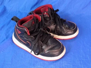 Nike Air Jordan 1 Retro Niño Pequeño Negro con Rojo Hi-Tops 640735-028 Talla 6C En muy buena condición  - Imagen 1 de 7