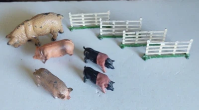 Lot Antique Farm Animal all Metal , 5 Pigs Hogs & pen Fence / Putz / Britains ? - Image 1 of 4