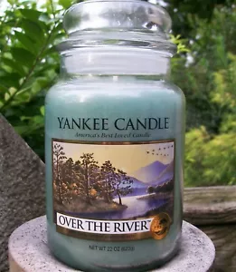 "Vela Yankee Retirada "SOBRE EL RÍO" ~ Grande 22 oz. ~ ETIQUETA BLANCA~ RARO ~ NUEVO - Imagen 1 de 2
