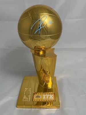 Trofeo Réplica Larry O’Brien (JSA) 🏆🏆 Firmado AUTO Finales NBA Pau Gasol Lakers Foto 1 de 4