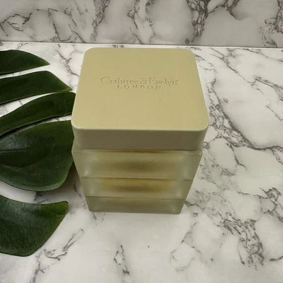 Crabtree & Evelyn Feast for the Senses Vela Cuadrada Apilada Earl Gris Figura Rosa Foto 1 de 3