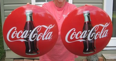 (2) Carteles publicitarios de Coca Cola de 16" con botón de cúpula de metal estilo comedor de los años 50 Foto 1 de 4