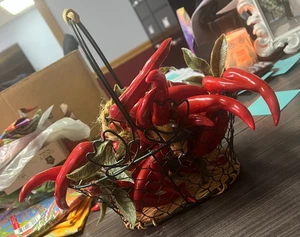 Metallkorb mit Paprikas - Küchendeko - Bild 1 von 1