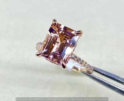 Anillo de compromiso con halo de morganita creado en laboratorio corte esmeralda de 3 quilates enchapado en oro rosa de 14 quilates Foto 1 de 3