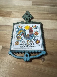 Pan trivet VTG Cast Iron and Ceramic with Rooster Design - Picture 1 of 3