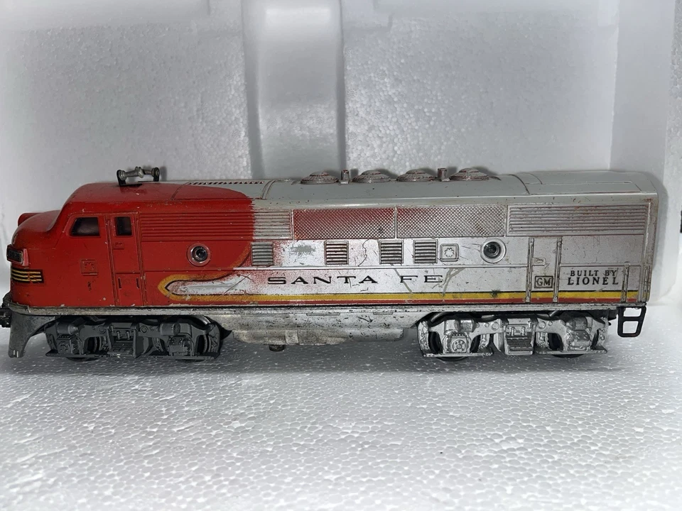 Lionel 2333 O Santa Fe EMD F3 Diesel Locomotive  1949, Rare #2 - Image 1 of 4