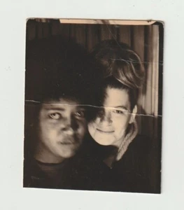 CABINA DE FOTOS VINTAGE: BONITAS Y CARIÑOSAS JÓVENES AMIGAS INTERRACIALES - Imagen 1 de 1