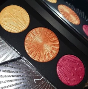 MAC Holiday Flashing Ice Extra Dimension Highlighter Palette Frosted Medium Deep - Picture 1 of 1