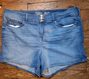Torrid 5 Inch Feel The Fit Jegging Shorts Size 26 Medium Wash Super Soft EUC - Picture 1 of 6