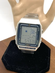 Timex Q Herrenuhr TW2U72400 Retro Quarz Digital Silber Edelstahl 33mm - Bild 1 von 13
