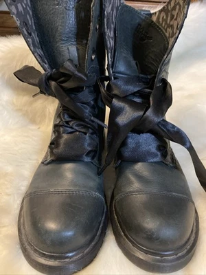 Cordones de cinta plegables Dr. Martens AIMILIE talla 8 M cazador leopardo verde difícil de encontrar Foto 1 de 4