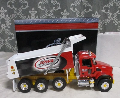 Caminhão basculante de granito First Gear 1/34th Mack Manatts Iowa Speedway 18-3861 - Imagem 1 de 4
