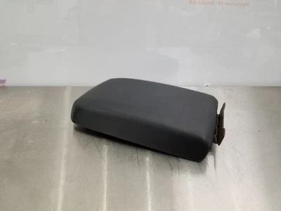 Toyota Tacoma SR5 17 2017 consola de piso central delantera reposabrazos tapa negra  Foto 1 de 4