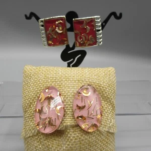 2 Paar Vintage Lucite Konfetti Ohrringe rosa rot goldfarben Halbmond Monde Clip Ons - Bild 1 von 11