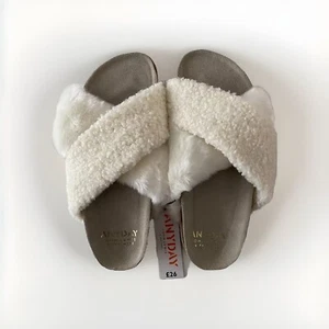 John Lewis Ladies / Girls Slippers Size 4 . BNWT - Picture 1 of 12