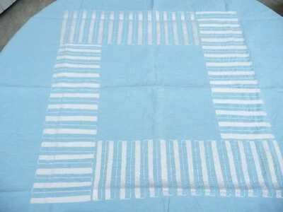 nappe ancienne vintage en métis à décors  brodé sur fond bleu - Photo 1/4