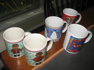 Weihnachtstassen - 5er Set, 3 Gibson, 1 Debbie Mumm, 1 Steinzeug - Bild 1 von 11