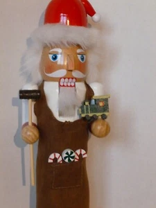 WEIHNACHTSMANN NUSSKNACKER MIT SPIELZEUGEISENBAHN UND HAMMER - 15 ZOLL - Bild 1 von 3