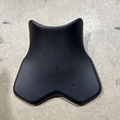 Assento dianteiro 2015-2018 Yamaha YZF R1 OEM conjunto de assento único 2CR-24710-00-00 - Imagem 1 de 4