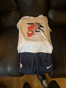 Nike Outfit Size Boys Small 6-7 - Picture 1 of 1