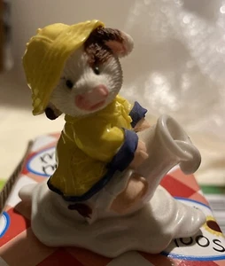 Vintage Enesco 1997 Mary's Moo Moos WHEN IT RAINS IT POURS Figurine #296880 - Picture 1 of 14
