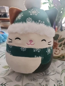 Squishmallow 8" Cam XMAS Calico Katze grün Urlaub Winter Bommel Mütze Schal OHNE ETIKETT - Bild 1 von 4