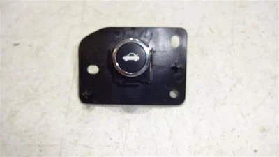 Interruptor de liberación de maletero con soporte ID: 68141864AA para Dodge Dart 662631 2012-2016 Foto 1 de 4