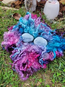 Hand Dyed Teeswater Curls Wool Felting Spinning Blue Pink Purple Cranberry - Picture 1 of 6
