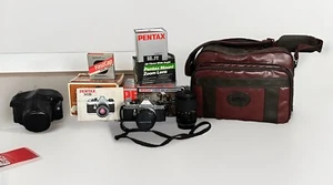 Pacchetto di fotocamera Pentax MG SLR 35 mm pellicola con obiettivo e custodie extra *TESTATA* - Foto 1 di 15