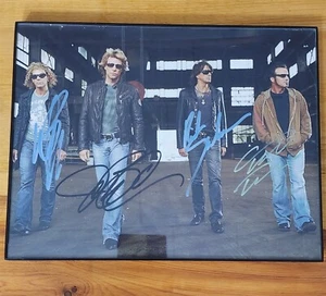 BANDA BON JOVI DE COLECCIÓN GENUINA 8" X 10" FOTO AUTOGRAFIADA BANDA COMPLETA ENMARCADA CERTIFICADO DE AUTENTICIDAD - Imagen 1 de 2