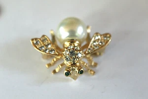 JOAN RIVERS GOLD TONE PEARL, RHINESTONE BUMBLE BEE PIN 1 X 1 1/4" - Picture 1 of 3