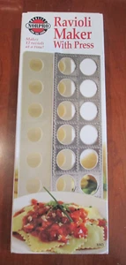 Neu im Karton Norpro Ravioli Nudelmaschine mit Presse ergibt 12 Ravioli auf einmal - Bild 1 von 5