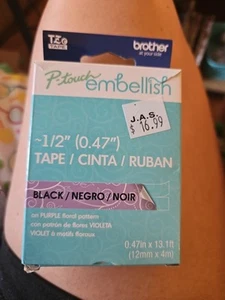 P-TOUCH verziertes Satinband SCHWARZER DRUCK auf LILA BLUMEN SATIN Box beschädigt - Bild 1 von 1