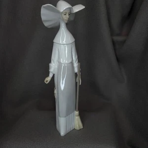 Estatuilla de porcelana Lladro vintage monja con escoba hecha a mano en España 1985 esmaltada - Imagen 1 de 7
