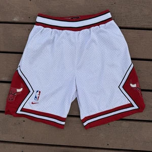 Pantalones Cortos de Baloncesto Auténticos Blancos Vintage Años 90 Nike Team NBA Chicago Bulls Talla M - Imagen 1 de 9