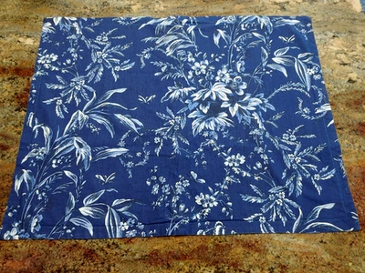 Almohada estándar Crate & Barrel Taylor algodón azul floral rayas 25x20" Foto 1 de 4