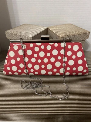 Bolsa Neiman Marcus CLUTCH rosa e branca Polkadot com corrente de prata - FOFA - Imagem 1 de 4