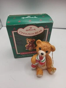Hallmark Cinnamon Bear 1985 con adorno de recuerdo de porcelana de candycano #3 en serie - Imagen 1 de 4