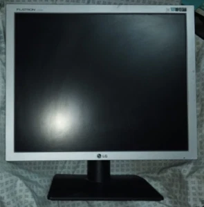 LG FLATRON 1919S - MONITOR GEBRAUCHT VGA - FUNKTIONSFÄHIG - Bild 1 von 4