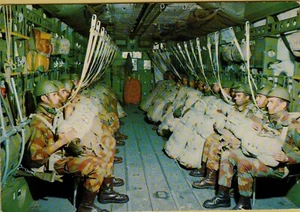 200503 VECCHIA cartolina  paracadutisti italiani spedita da livorno 1982 - Imagen 1 de 1